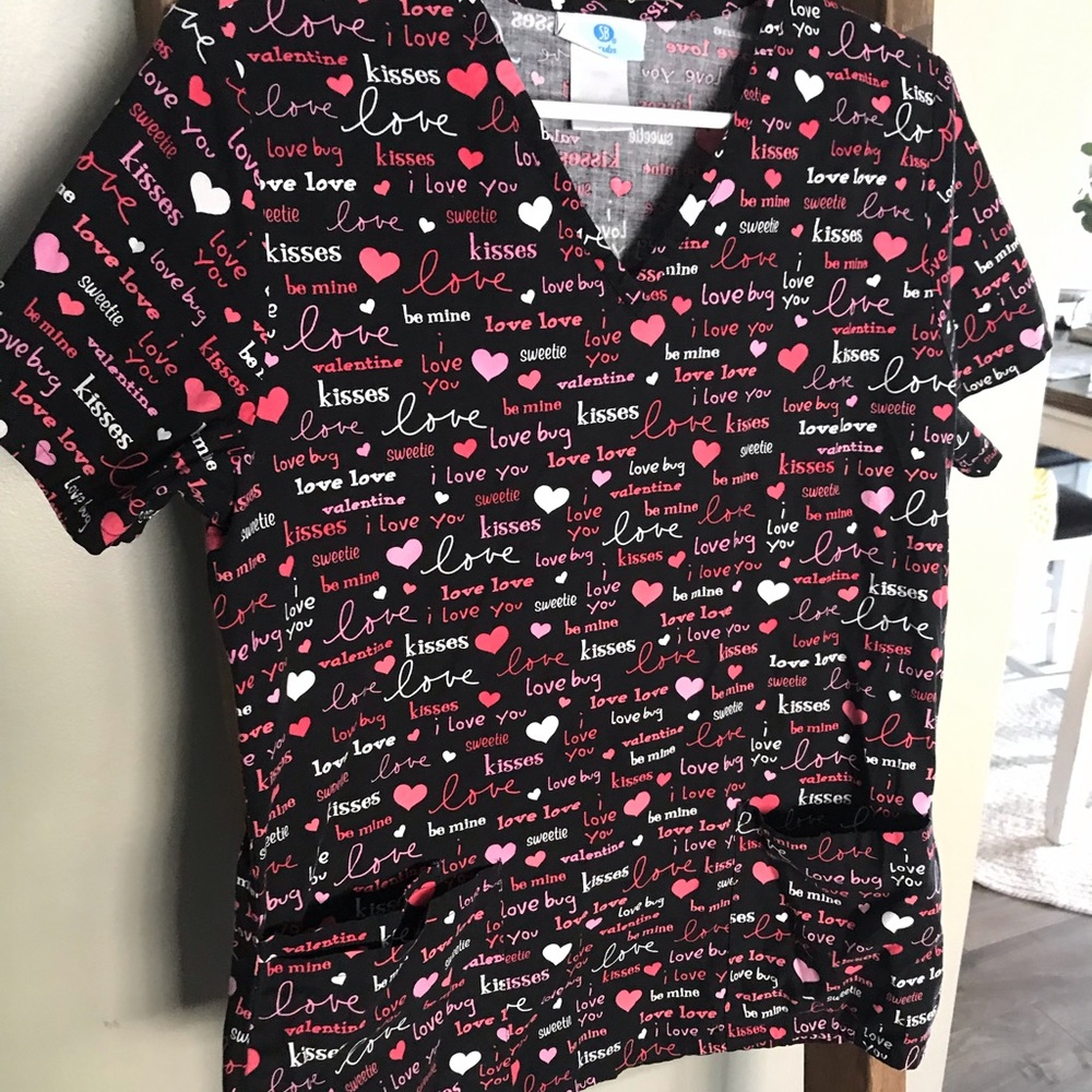 💜4/$10 3/$8 Love scrub top